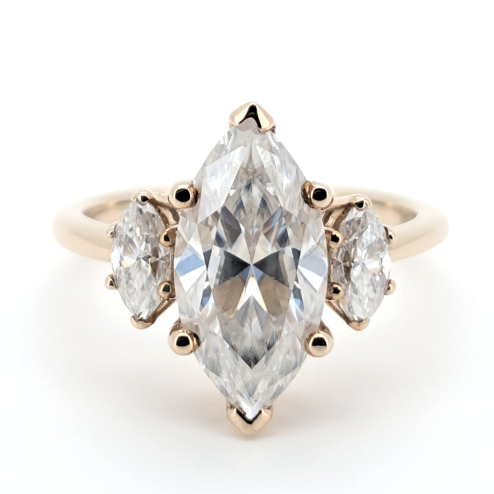 Ahava – Anillo romántico y caprichoso de moissanita de talla marquesa