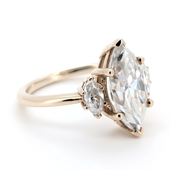 Ahava – Anillo romántico y caprichoso de moissanita de talla marquesa