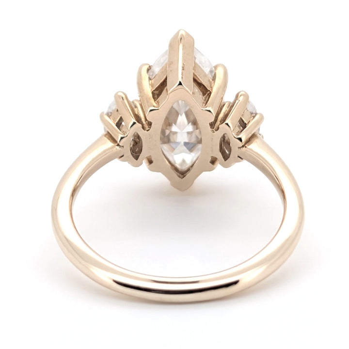 Ahava – Anillo romántico y caprichoso de moissanita de talla marquesa