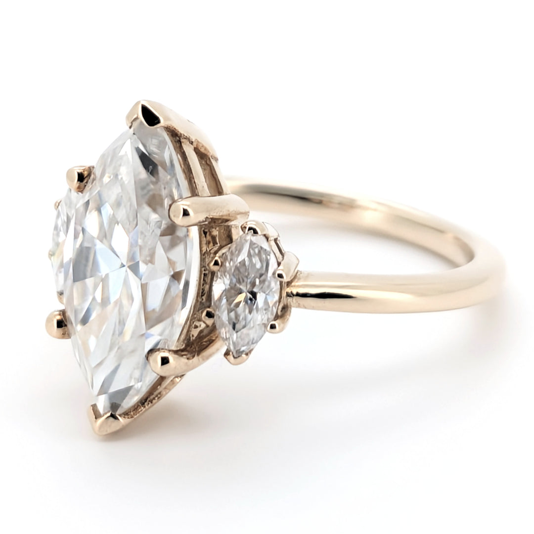 Ahava – Anillo romántico y caprichoso de moissanita de talla marquesa