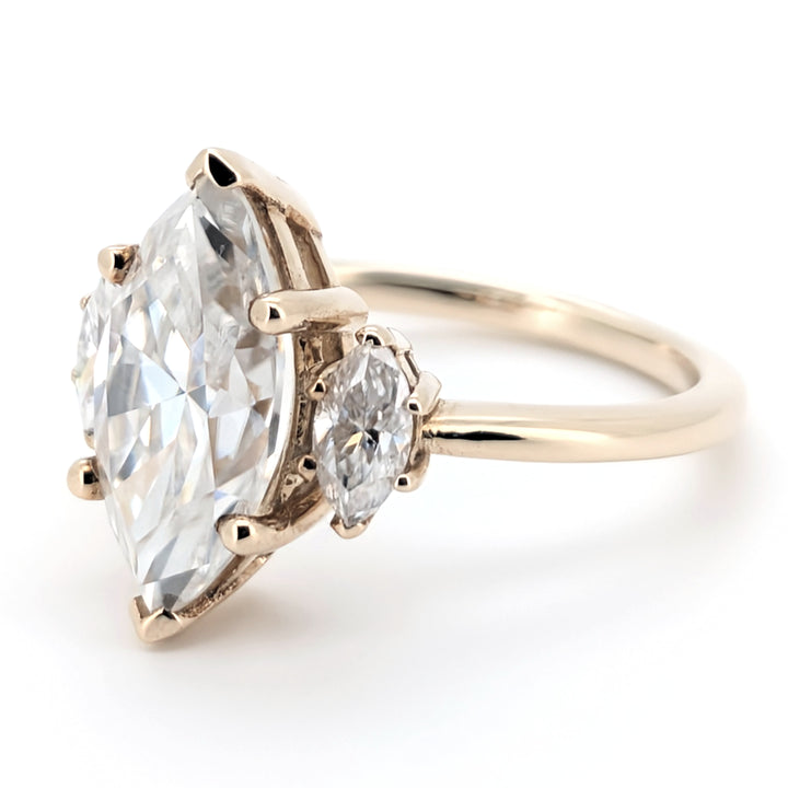 Ahava – Anillo romántico y caprichoso de moissanita de talla marquesa