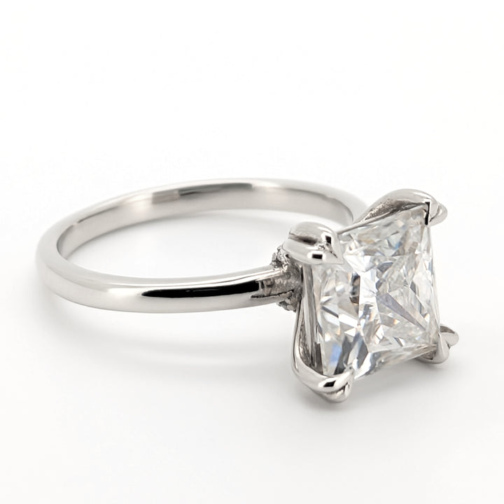 Elav - Elegante y sofisticado anillo de moissanita de corte princesa
