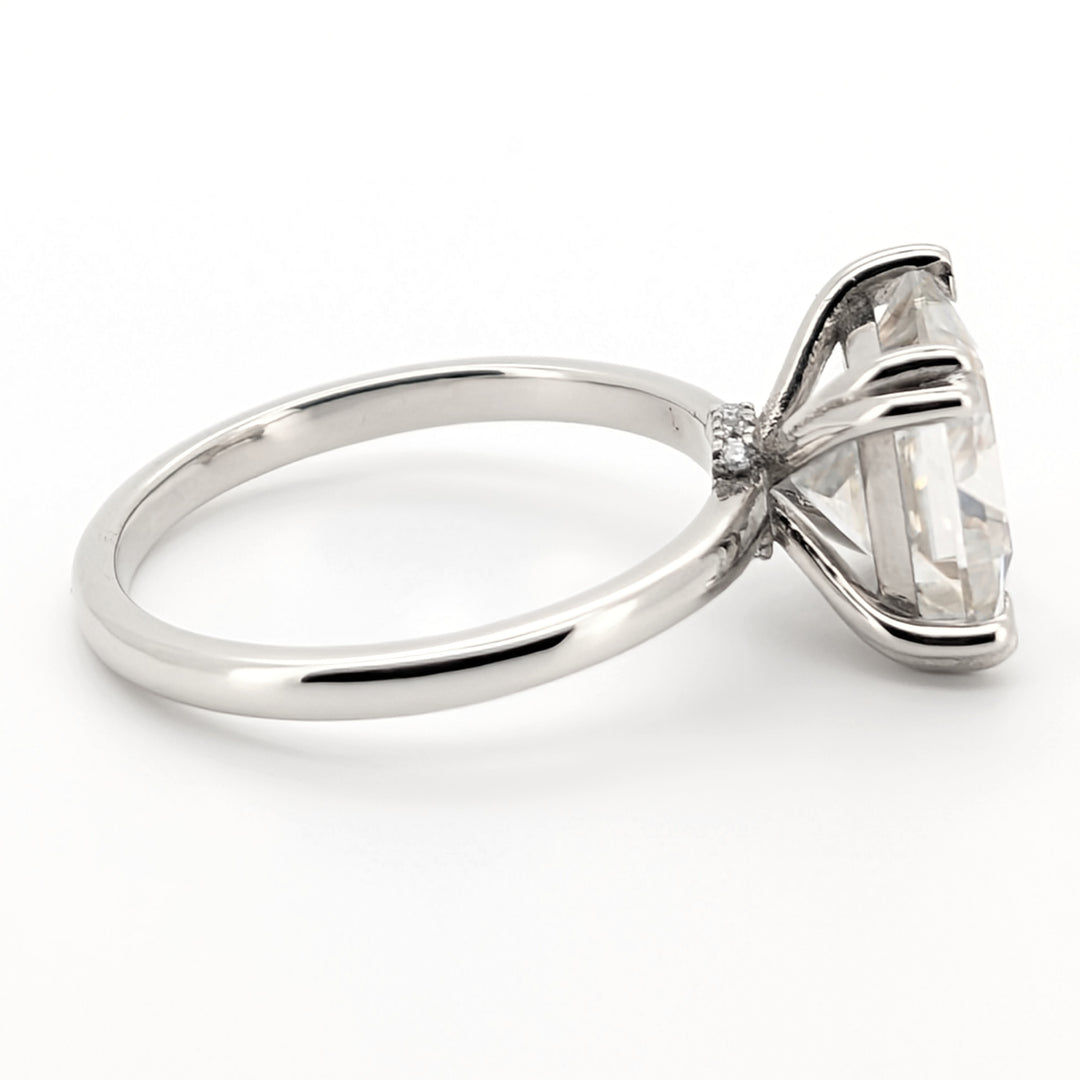 Elav - Elegante y sofisticado anillo de moissanita de corte princesa