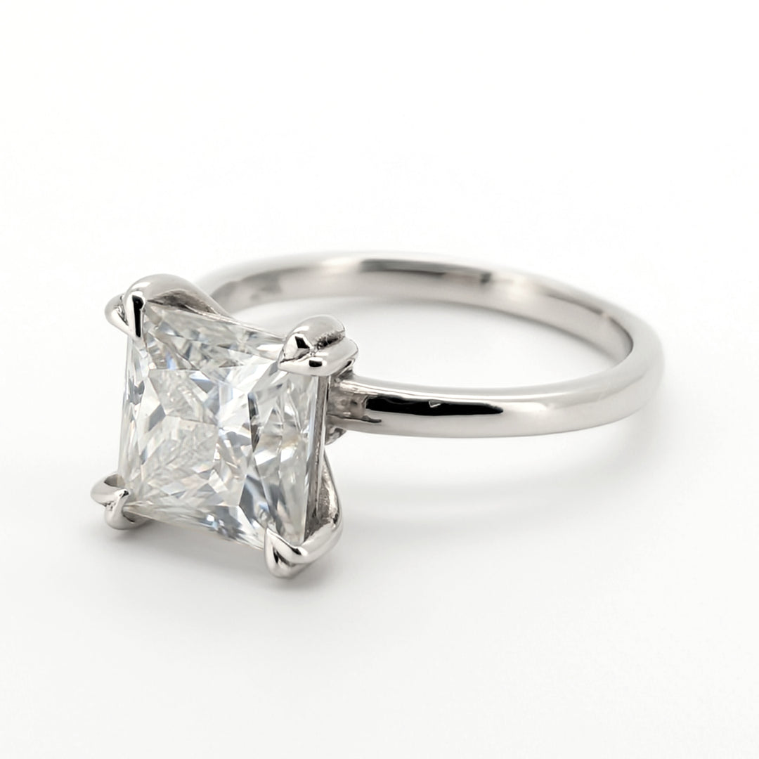 Elav - Elegante y sofisticado anillo de moissanita de corte princesa