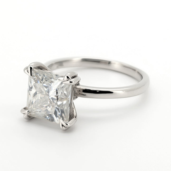 Elav - Elegante y sofisticado anillo de moissanita de corte princesa
