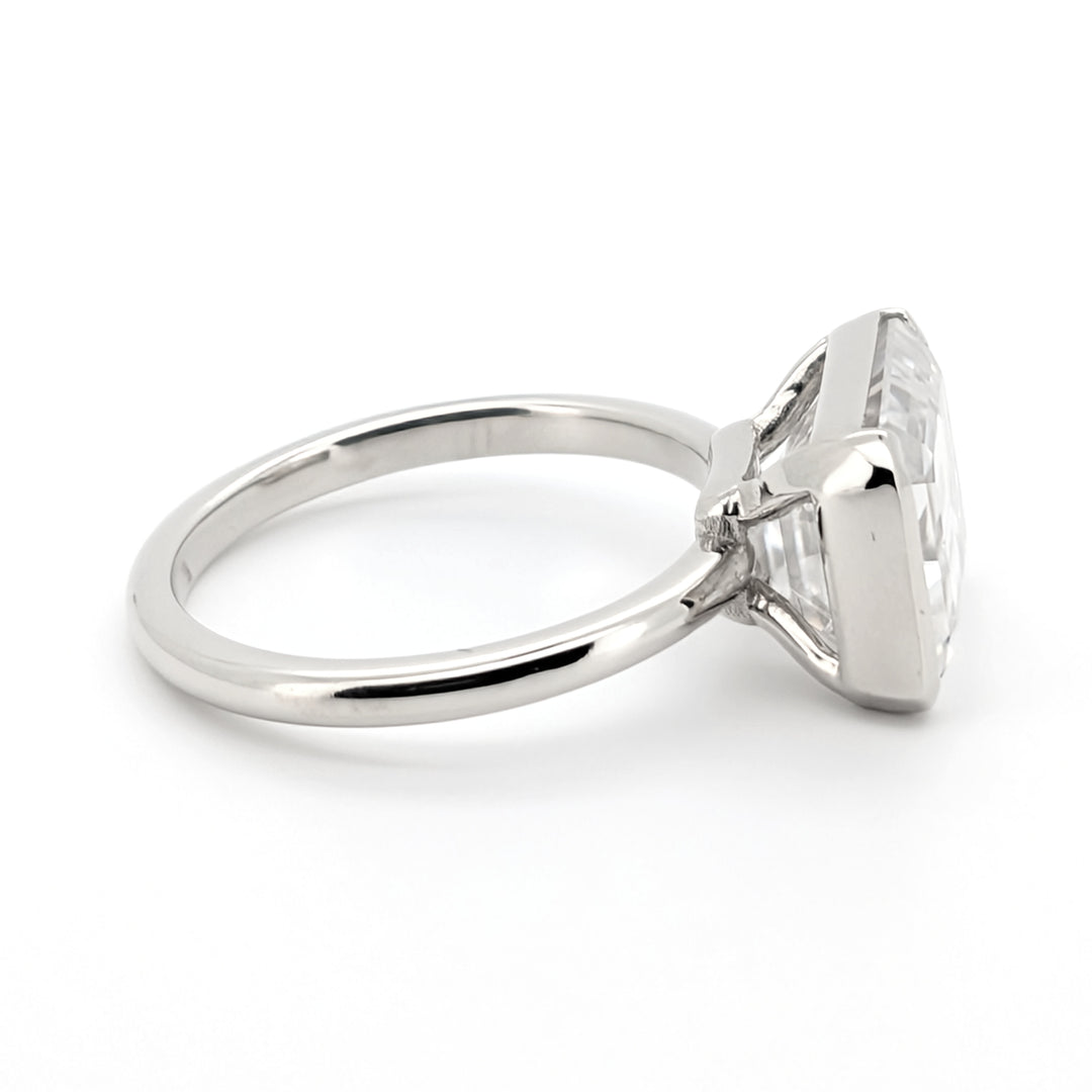 Kalea - Bague minimaliste chic en moissanite taille émeraude
