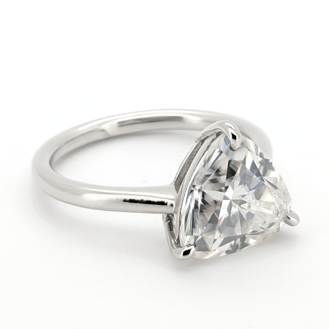 Zahav - Anillo de moissanita de corte trillón, elegante e innovador