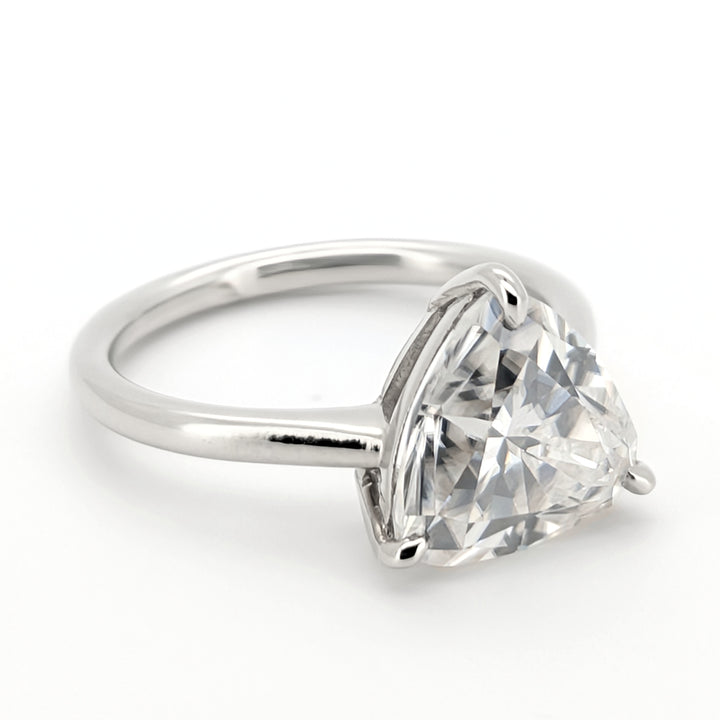 Zahav - Anillo de moissanita de corte trillón, elegante e innovador