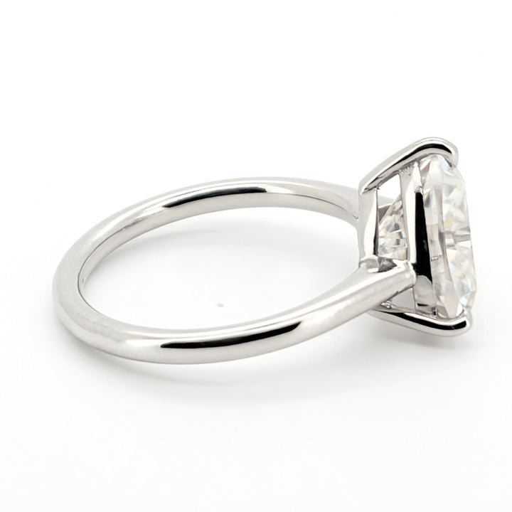 Zahav - Anillo de moissanita de corte trillón, elegante e innovador