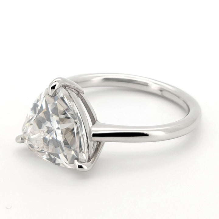 Zahav - Anillo de moissanita de corte trillón, elegante e innovador