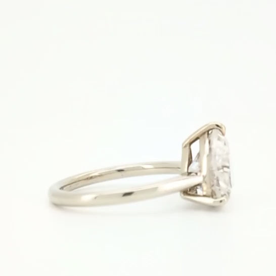 Zahav - Anillo de moissanita de corte trillón, elegante e innovador